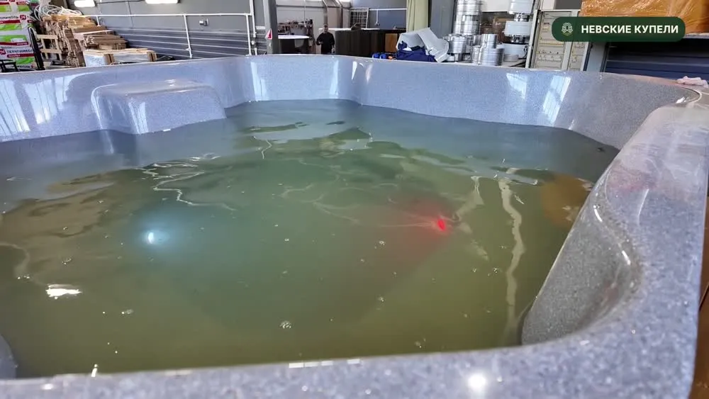 Вода в композитной чаше с включённой подсветкой