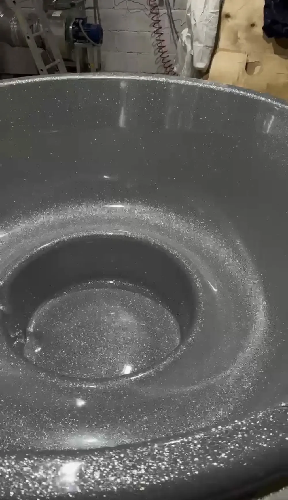 Композитная чаша купели с водой и подсветкой