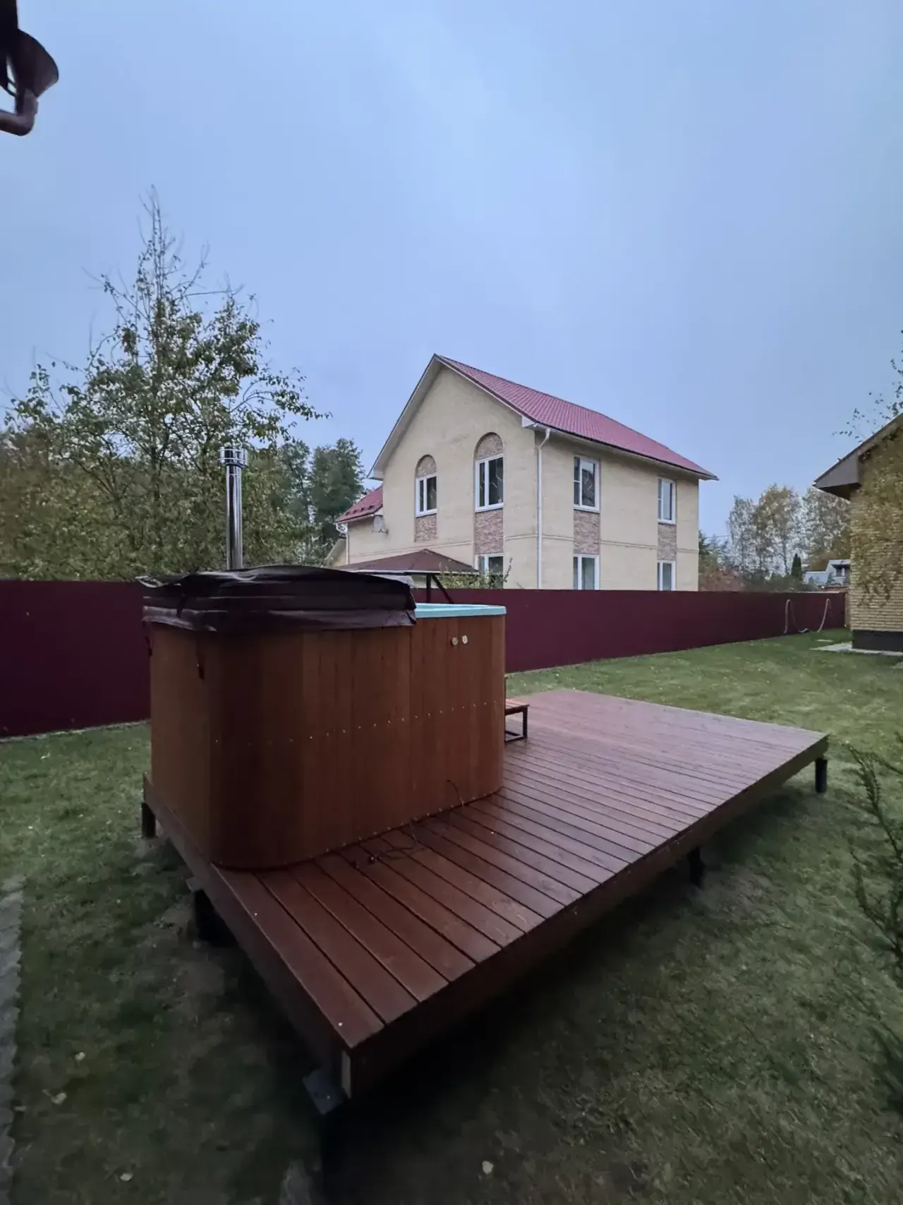 Настил террасы из лиственницы рядом с купелью