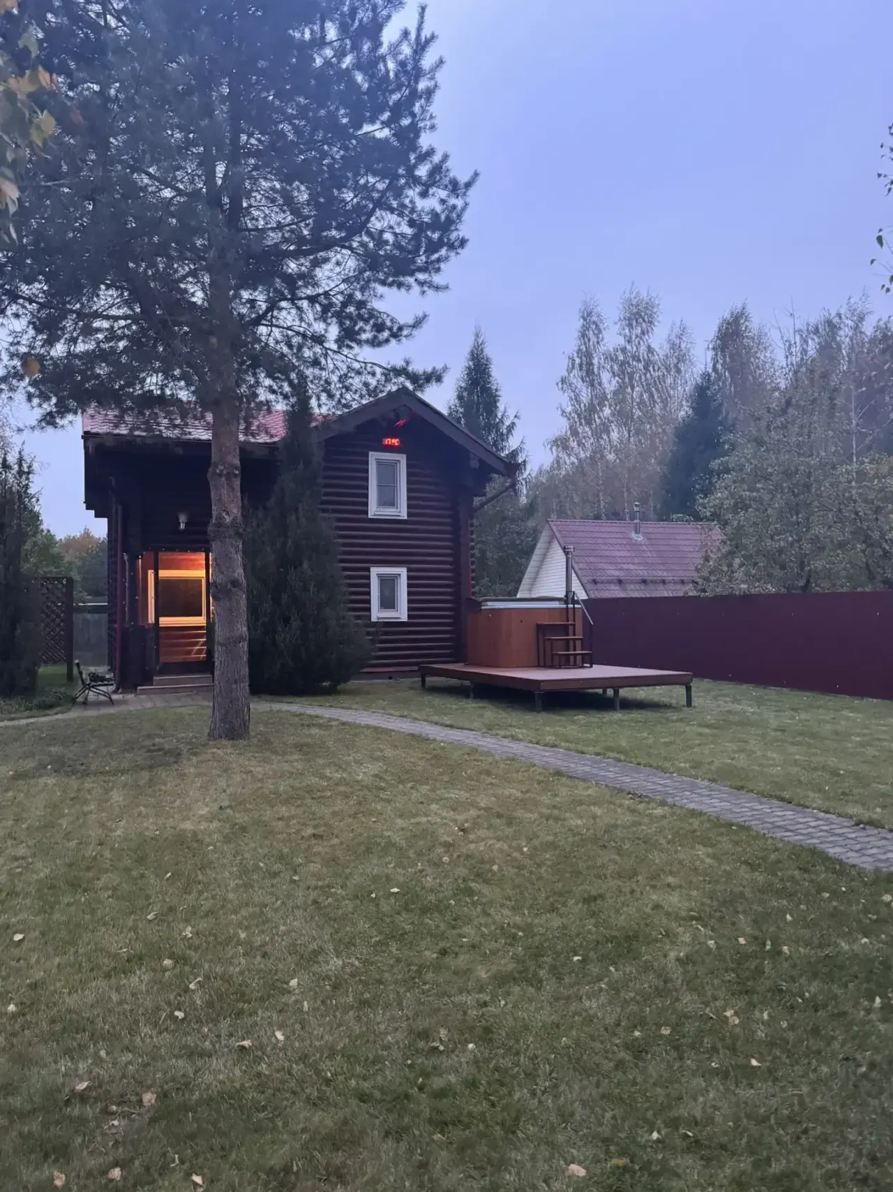 Общий вид купели и террасы рядом с деревянным зданием